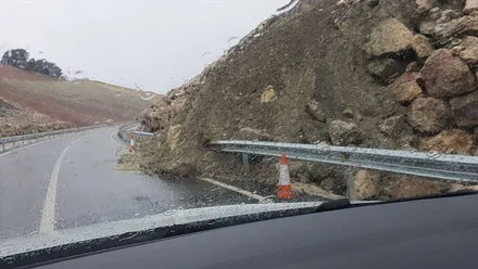 Avalancha de piedras en la A-384R1 de acceso a Alcalá del Valle.