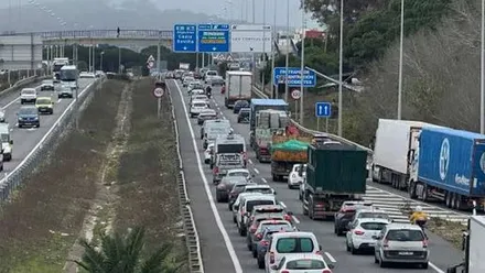 Muchos coches y camiones colapsando la A-7.