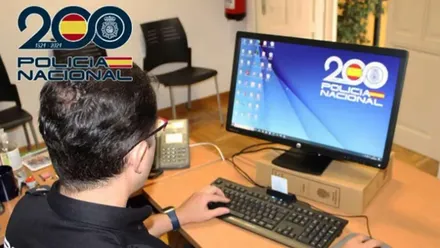 Un agente de la Policía Nacional frente a un ordenador.