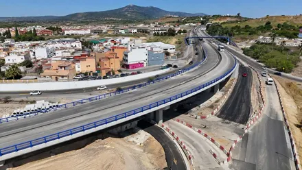 Obras en la carretera de acceso al puerto de Algeciras.