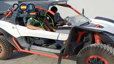 Buggy en color blanco y naranja con los agentes de la Guardia Civil en él, uno conduce el mismo.
