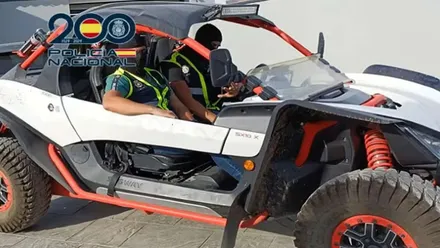 Buggy en color blanco y naranja con los agentes de la Guardia Civil en él, uno conduce el mismo.