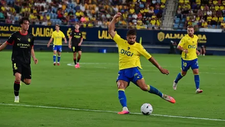 Álvaro García Pascual, jugador del Cádiz CF, avanza con el balón durante el partido ante el Girona FC en el Nuevo Mirandilla.