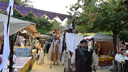 Varios personajes caracterizados recorren el Mercado del Orbe entre los puestos de artesanía y los visitantes en la plaza de España de Cádiz.