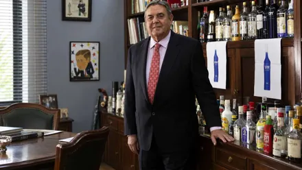 Augusto Romero Haupold con sus productos y bebidas.