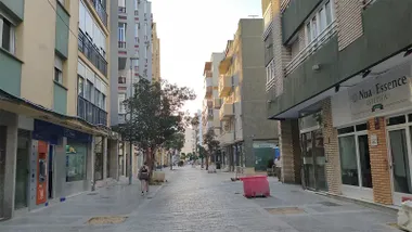 Vista de la avenida de Portugal durante la tarde del 21 de septiembre. La calle aparece parcialmente renovada y abierta al paso de peatones, con varios elementos y vallas de obra distribuidos junto a las aceras y los comercios.