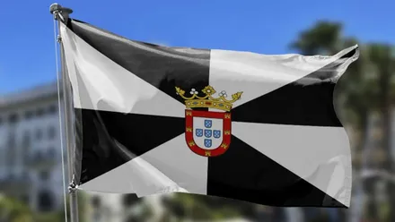 Ondeando en un mástil la bandera de Ceuta.