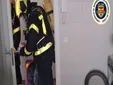 Rescatan a una madre y a su hijo de un incendio en un noveno piso de la calle Nelson Mandela de Cádiz