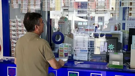 Persona en una Administración de Lotería.