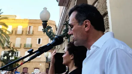Momento en el que el alcalde de Cádiz, Bruno García, se dirige a los gaditanos en su discurso de apoyo a Ceuta (Fotografía: Eulogio García).
