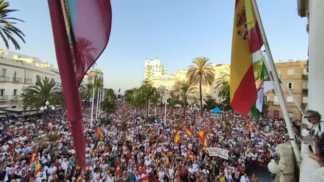 Muchas personas con banderas en la Plaza de San Juan de Dios de Cádiz escuchando al alcalde en su discurso en apoyo a Ceuta (Fotografía: Eulogio García).