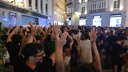 Una multitud llena la Plaza del Palillero de Cádiz mientras numerosos asistentes levantan sus brazos y muestran sus llaves durante la asamblea por el derecho a la vivienda.