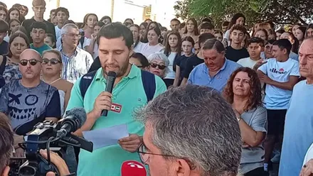 Manifestantes y lectura de manifiesto contra la agresión.