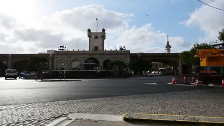 Vista de la glorieta de la Educación Pública, en Cádiz, con el montaje del espectáculo de clausura en primer plano y la Puerta de Tierra al fondo.