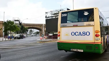 Un autobús urbano de la línea 1 circula junto a la Puerta de Tierra, en Cádiz, zona afectada por los cortes de tráfico y desvíos previstos este fin de semana.
