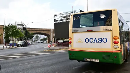 Un autobús urbano de la línea 1 circula junto a la Puerta de Tierra, en Cádiz, zona afectada por los cortes de tráfico y desvíos previstos este fin de semana.