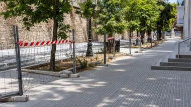 Obras con vallas y señalización en la calle Fernando el Católico de Cádiz.