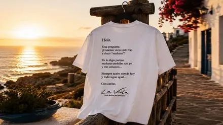 Camiseta blanca con letras negras de "La Vida".