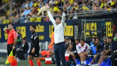 Albert Celades, entrenador del Cádiz CF, levanta los dos brazos mientras da indicaciones a sus jugadores desde el área técnica durante el partido ante el Girona FC en el Nuevo Mirandilla.