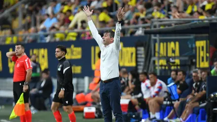 Albert Celades, entrenador del Cádiz CF, levanta los dos brazos mientras da indicaciones a sus jugadores desde el área técnica durante el partido ante el Girona FC en el Nuevo Mirandilla.