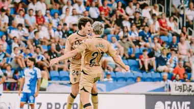 Vladys celebra el 1-1 con Ibon, que le puso el balón en profundidad. Foto: Cádiz CF.