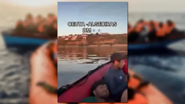 Jóvenes en una embarcación en un anuncio de viaje clandestino de TikTok, desde Ceuta hacia Algeciras.