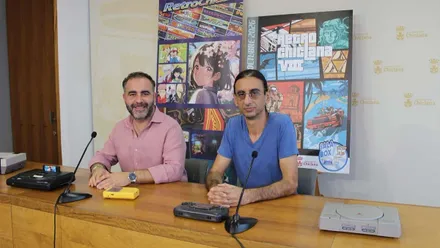 Fede Díaz presentando Retro Game en Chiclana junto a su organizador.