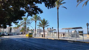 Cielo azul y despejado sobre la Caleta en este primer sábado de otoño. Foto José Luis Porquicho Prada.