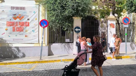 Un grupo de padres y madres espera al alumnado a la salida del colegio San Rafael de Cádiz.