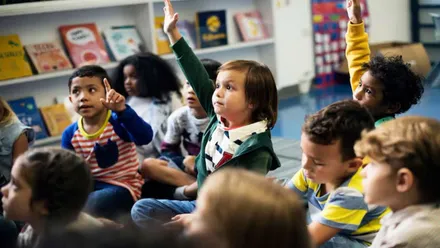 Niños y niñas en un colegio, es de etapa infantil.