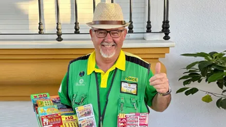 Vendedor de la ONCE con sus cupones y característico chaleco verde.