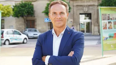 Con chaqueta azul y mirando a cámara David de la Encina.