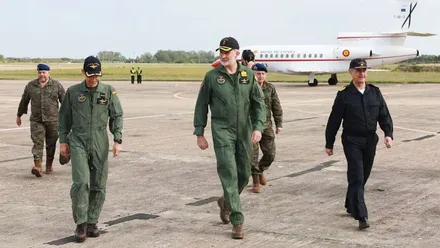 El rey Felipe VI, con ropa de piloto, en la pista de Rota.