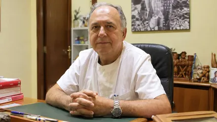 Imagen en su despacho del pediatra Emilio de Torres.