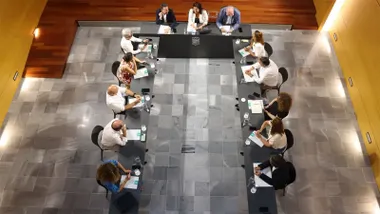 Vista cenital de una reunión del Gobierno municipal de San Fernando, con Patricia Cavada presidiendo la mesa junto a los integrantes del ejecutivo local.