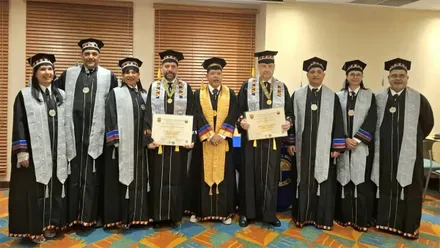 Fotografía de grupo del acto académico en Colombia. Fran González y Casimiro Mantell posan con sus diplomas de Doctor Honoris Causa en Ciencias del Mar, acompañados por representantes de la Universidad del Magdalena, todos vestidos con indumentaria académica.