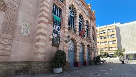 Fachada del Teatro Falla de Cádiz con los carteles de la programación de otoño-invierno