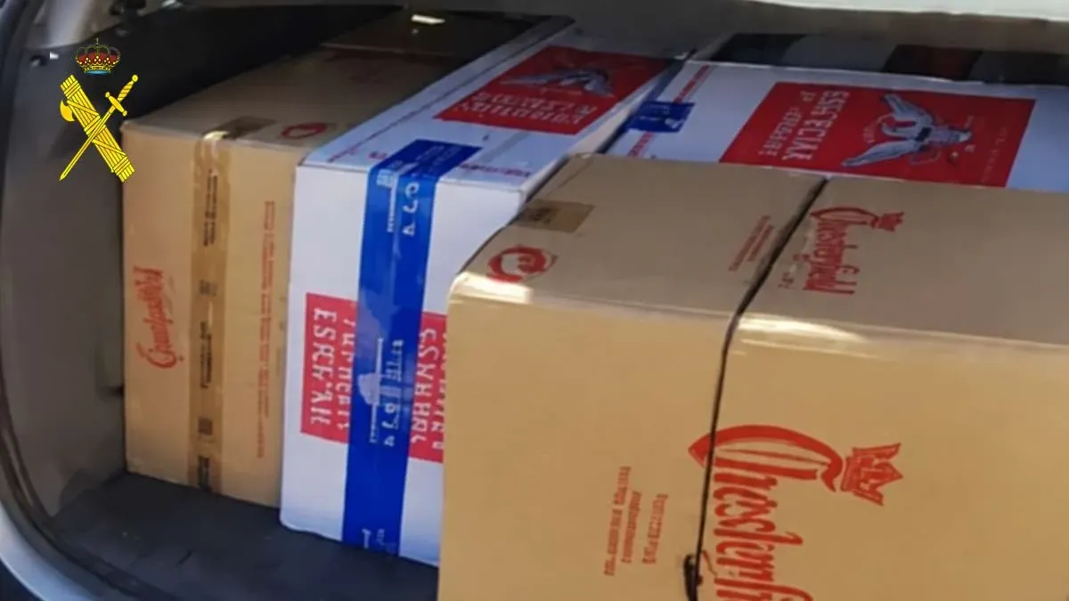 Maletero de un coche con cajas de tabaco.