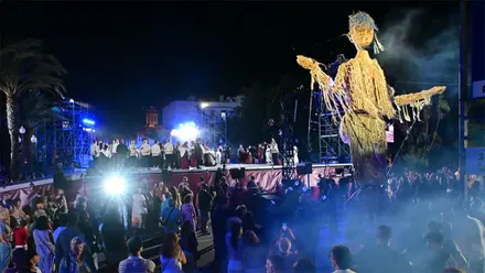 Vista general del espectáculo inaugural de Emporio del Orbe, con el escenario, una gran figura escénica y público asistente.