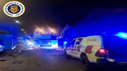 Coche de bombero por la noche, destacan las luces azules.