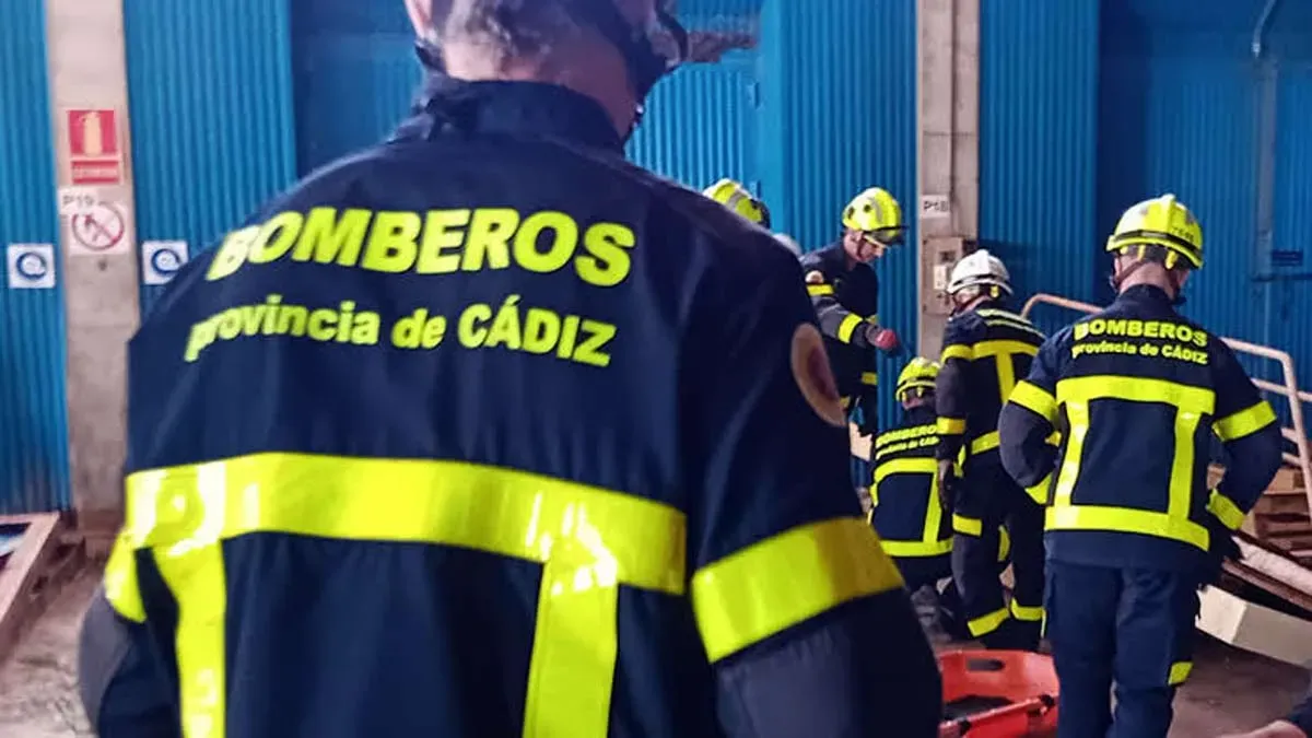 Varios bomberos preparándose para una salida.