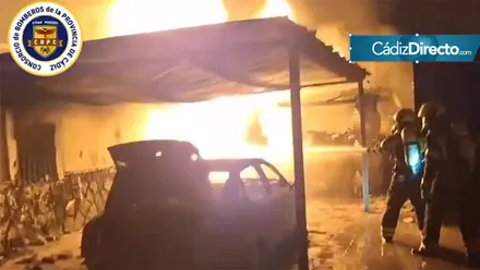 Dos bomberos trabajan en la extinción del virulento incendio registrado en una vivienda de Monte Algaida, en Sanlúcar. Foto: CBPC.