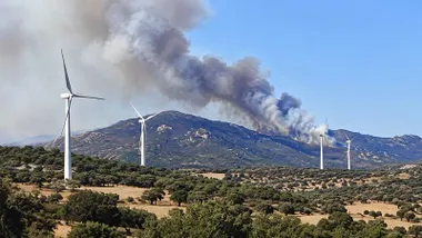 Columna de humo en El Pedregoso entre aerogeneradores.