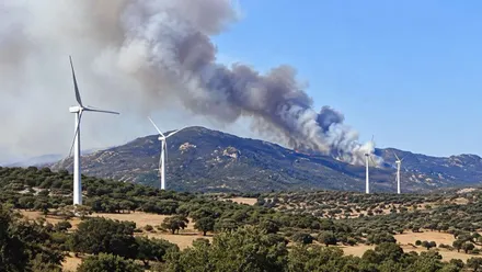 Columna de humo en El Pedregoso entre aerogeneradores.
