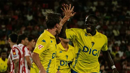Javi Castro y Marc-Olivier Doué chocan las manos mientras celebran el gol del Cádiz CF ante la UD Almería.