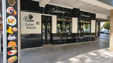 Paso por el establecimiento de Kebab que emana mal olor. Lleva meses cerrado al ´publico.