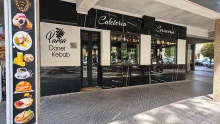 Paso por el establecimiento de Kebab que emana mal olor. Lleva meses cerrado al ´publico.