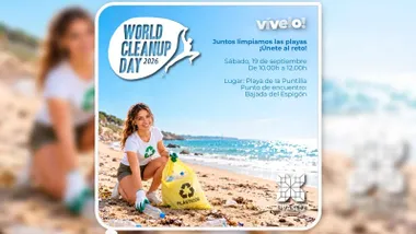 Cartel con el llamamiento a la playa de La Puntilla con una chica recogiendo una botella de plástico de la arena.