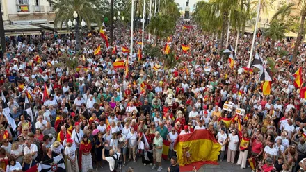 Miles de personas en Cádiz con banderas de España apoyando a Ceuta.