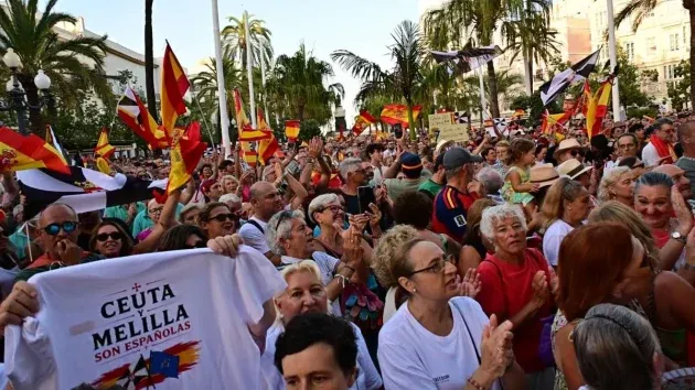 Muchas personas portando banderas de España y camisetas en apoyo de Ceuta.